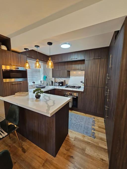 Comfortable Two Bedroom Flat *