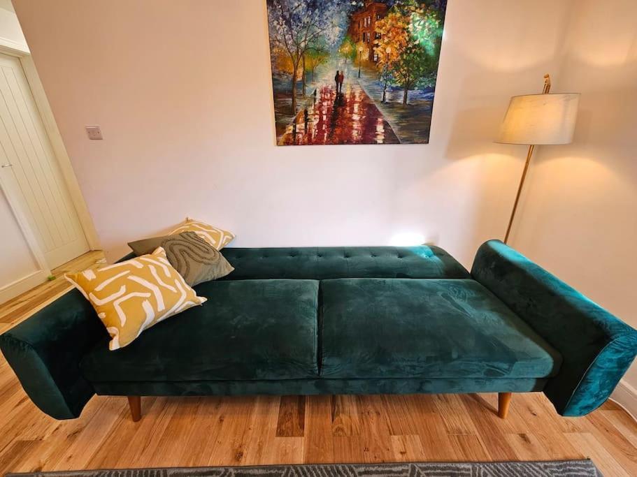 Comfortable Two Bedroom Flat * Brighton