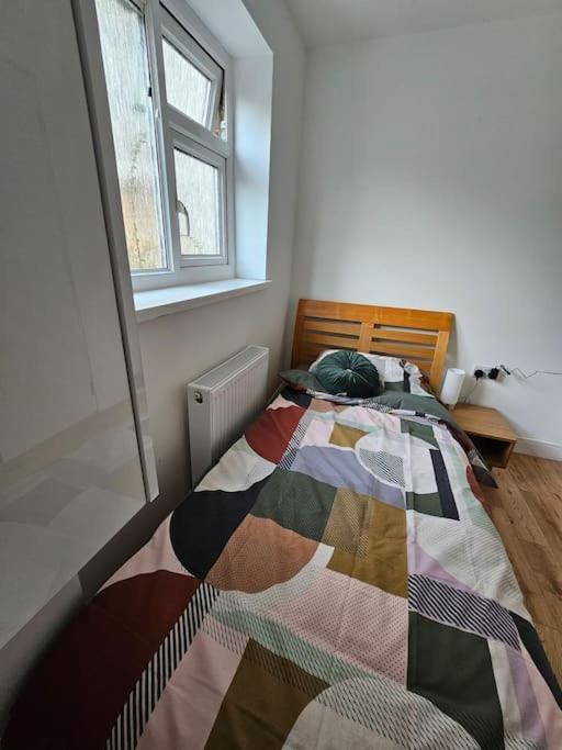 Comfortable Two Bedroom Flat *