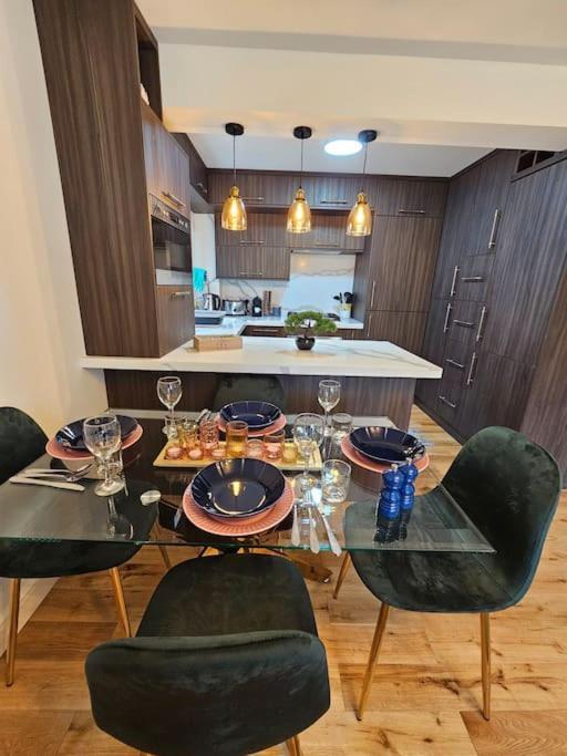 Comfortable Two Bedroom Flat *