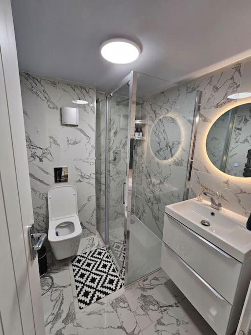 Comfortable Two Bedroom Flat *